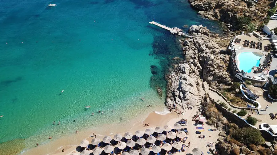 fête sur la plage de paradise mykonos