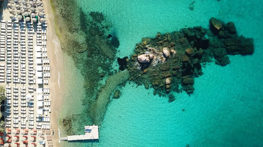 S'allonger sur la plage est l'une des meilleures choses à faire à Mykonos.