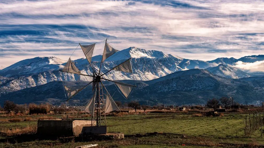 lasithi île de crete avec moulins à vent et montagnes