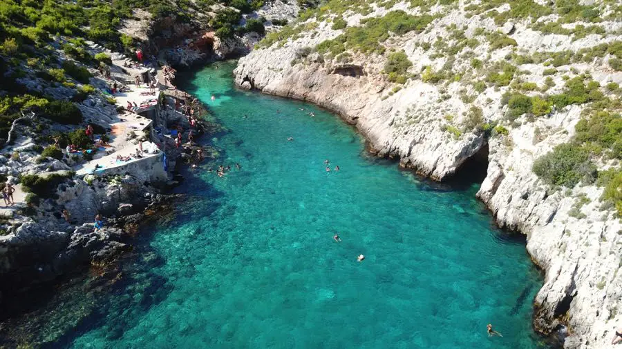 Les 15 plus belles plages de Zante et comment y aller 5 Porto Limnionas vu du ciel