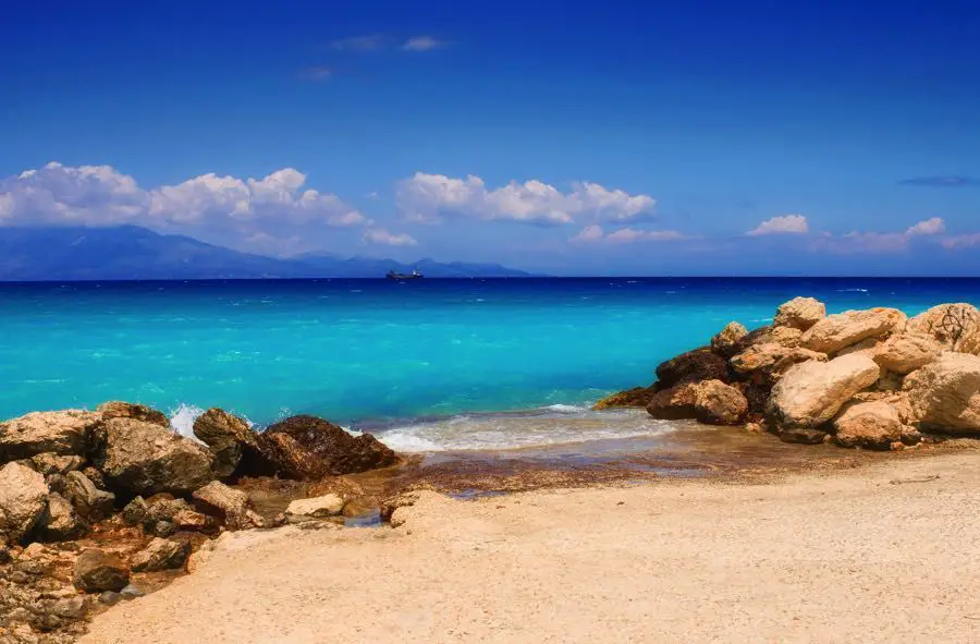 Plage d'Alykes en journée à Zakynthos