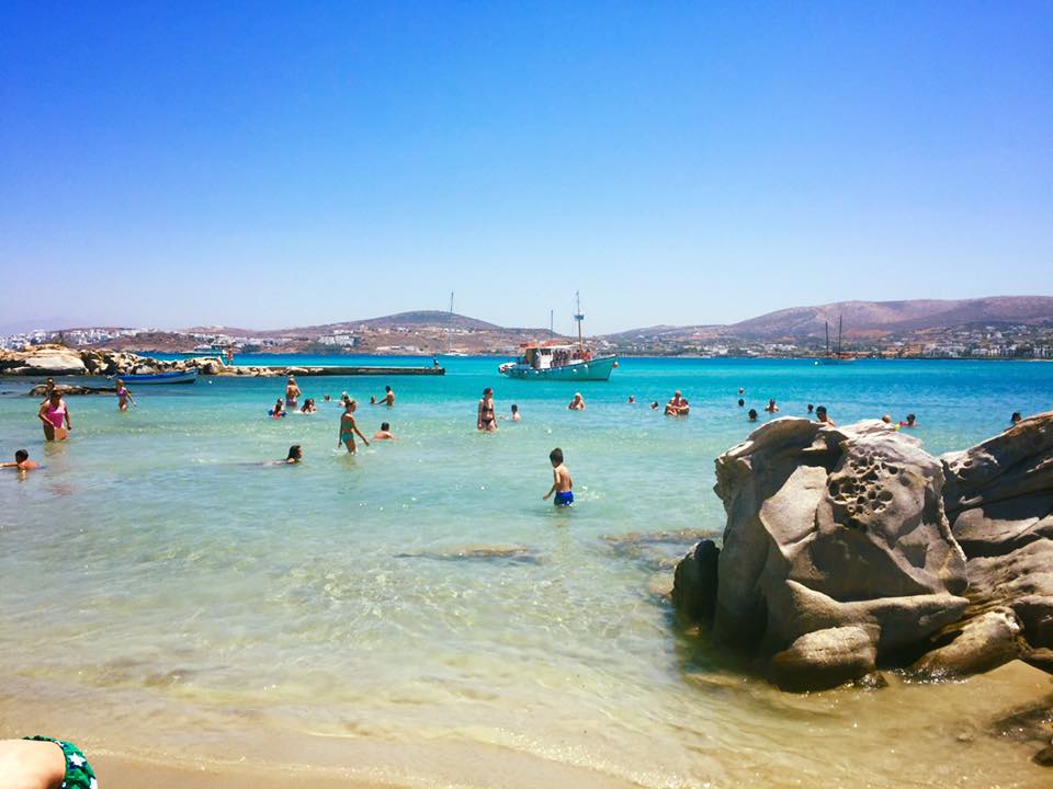 Prendre un bain de soleil sur la plage de Kolimbithres est l'une des meilleures choses à faire à Paros.