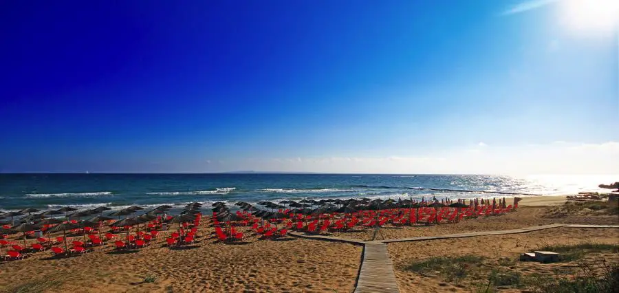 Parasols de plage en forme de banane Journée ensoleillée