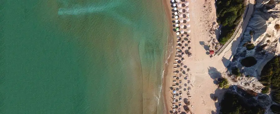 Parapluies sur la plage de Gerakas vus d'en haut