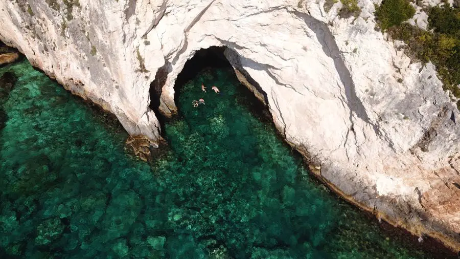 Plongée dans les grottes de Porto Limnionas