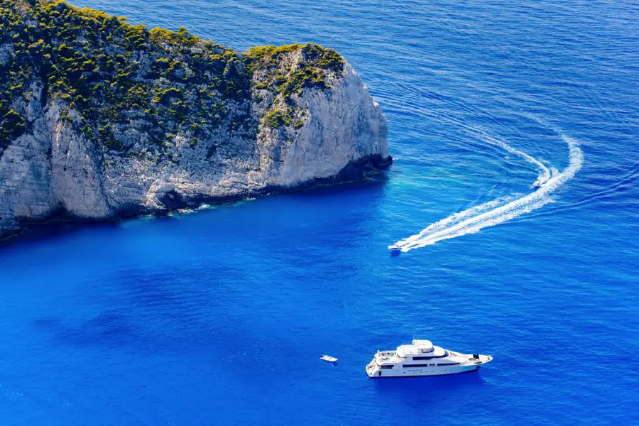 Louer un bateau à Zakynthos Navagio Beach