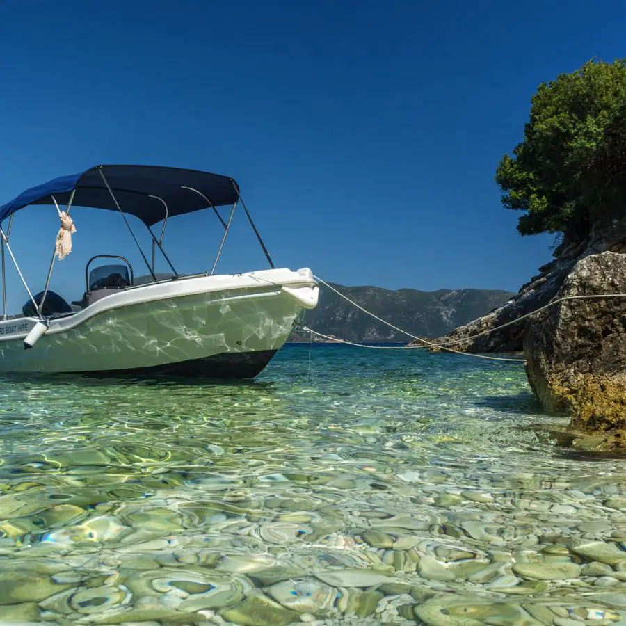 Louer un bateau à Zakynthos et jeter l'ancre dans une crique