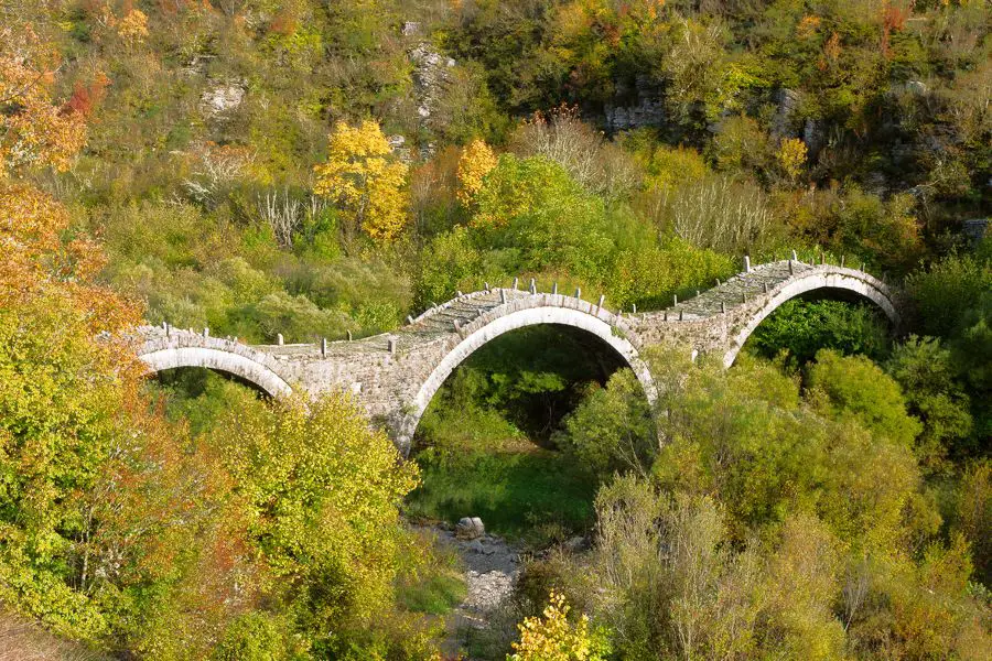 pont de pierre à 3 arches zagori grèce
