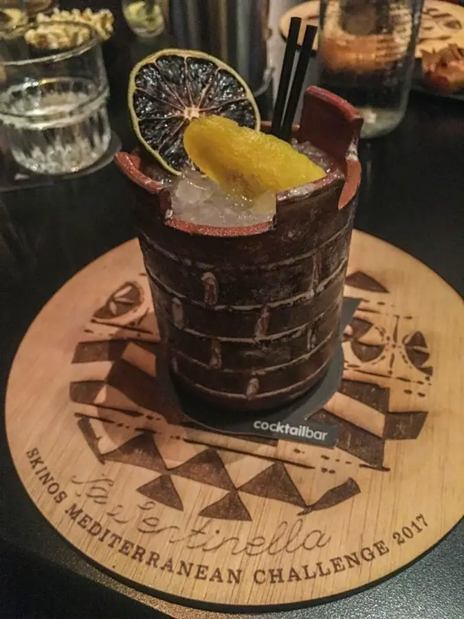 Chios, notre guide de voyage pour 5 jours de vacances incroyables en 2022 8 voyage à chios grèce boisson au oz cocktail bar