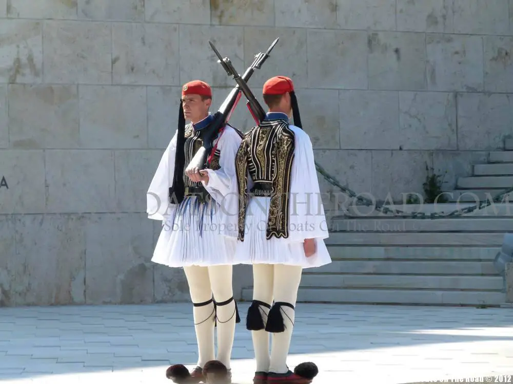 Cérémonie de la relève de la garde, Athènes, Grèce sac à dos en grèce