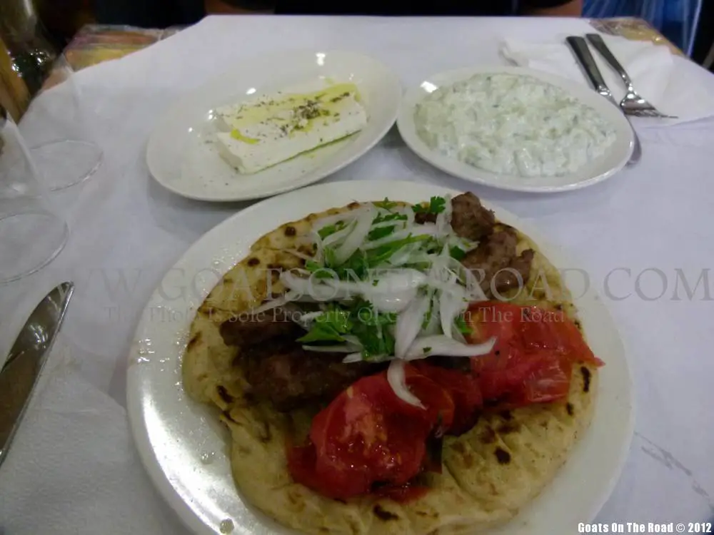 Fantastique nourriture grecque : Gyro d'agneau, trempette Tzatziki et fromage Feta cuisine grecque à athènes