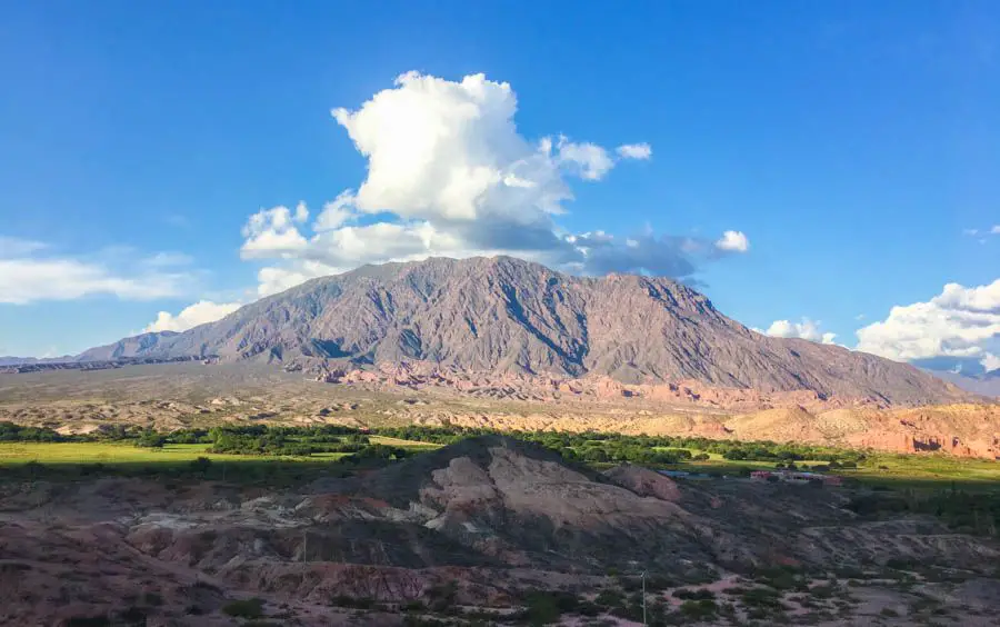 voyage à cafayate argentine regarder le coucher de soleil depuis une montagne