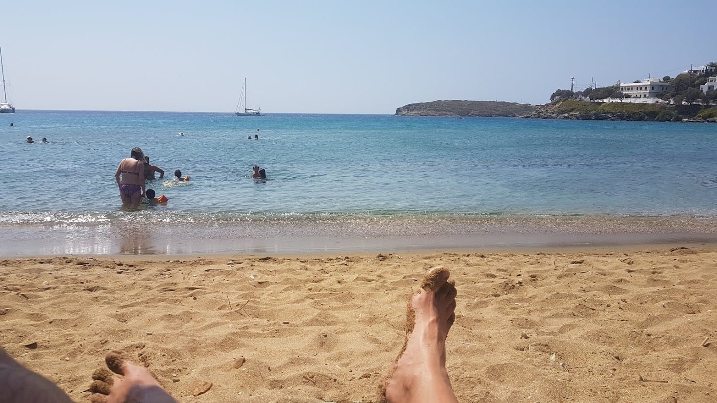Détente sur la plage d'Andros en Grèce