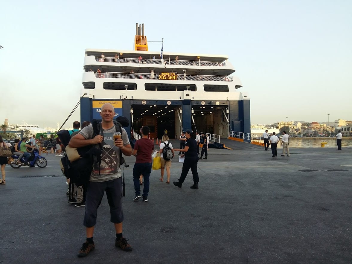 Dave Briggs prenant un ferry du Pirée à Athènes.