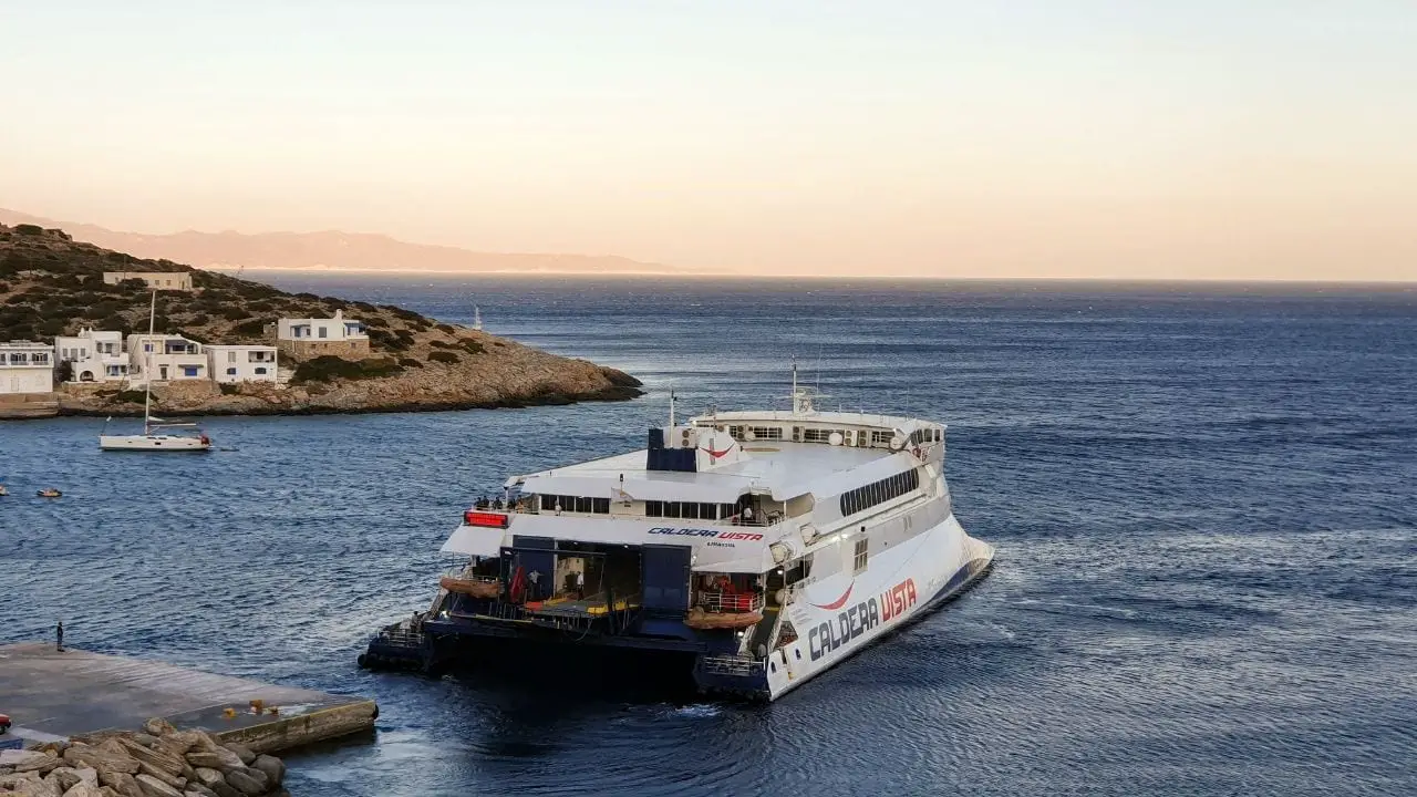 Un ferry arrivant au petit port de l'île de Sikinos en Grèce.