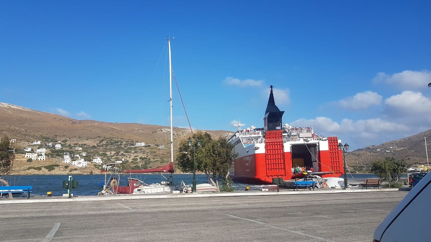 Un ferry grec à quai