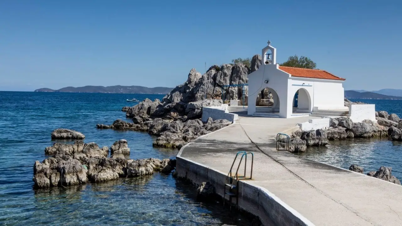 Une petite église dans l'île de Chios en Grèce