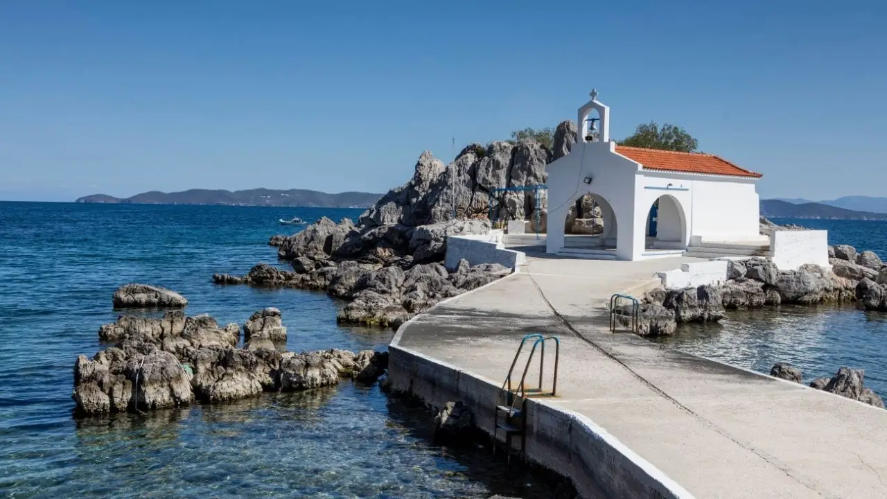 Les 10 plus grandes îles de Grèce que vous pouvez visiter cet été 2022 4 Une petite église sur l'île de Chios en Grèce