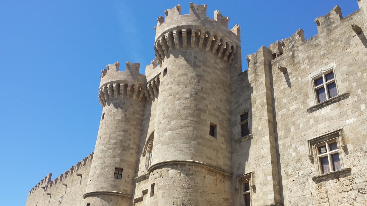 Les 10 plus grandes îles de Grèce que vous pouvez visiter cet été 2022 3 Le château de Rhodes est l'un des sites les plus connus de Grèce.