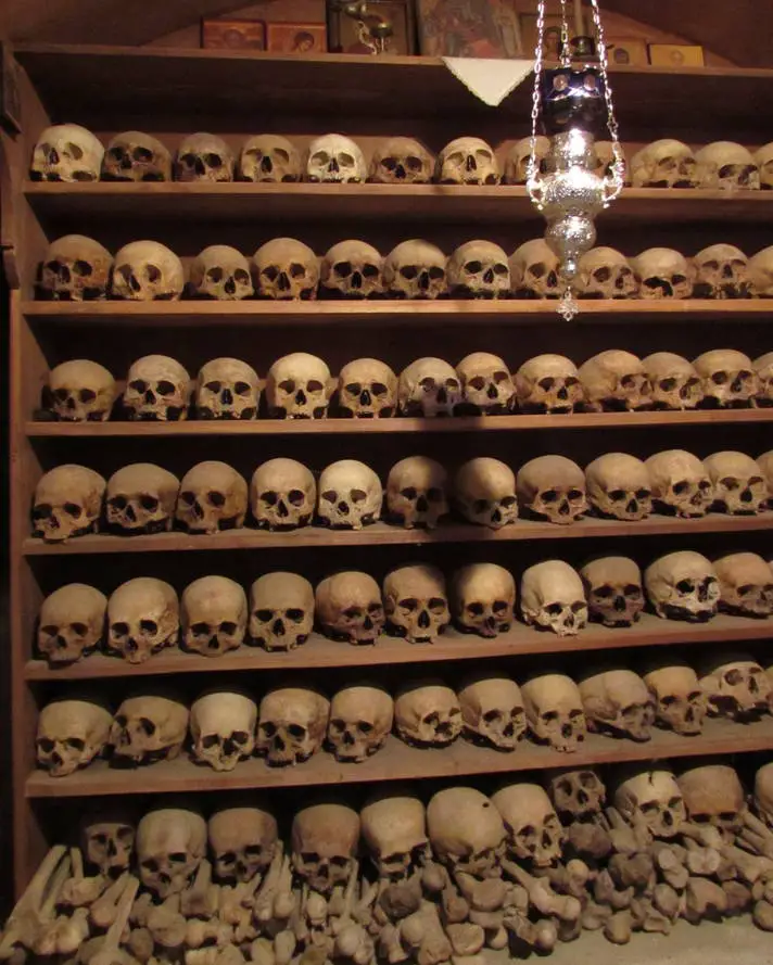 Crânes à l'intérieur d'un monastère à Meteora