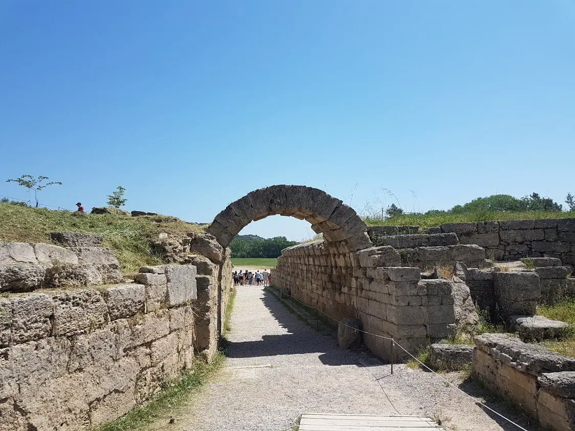 Arcade sur le site de l'Olympie antique - lieux importants de la Grèce antique