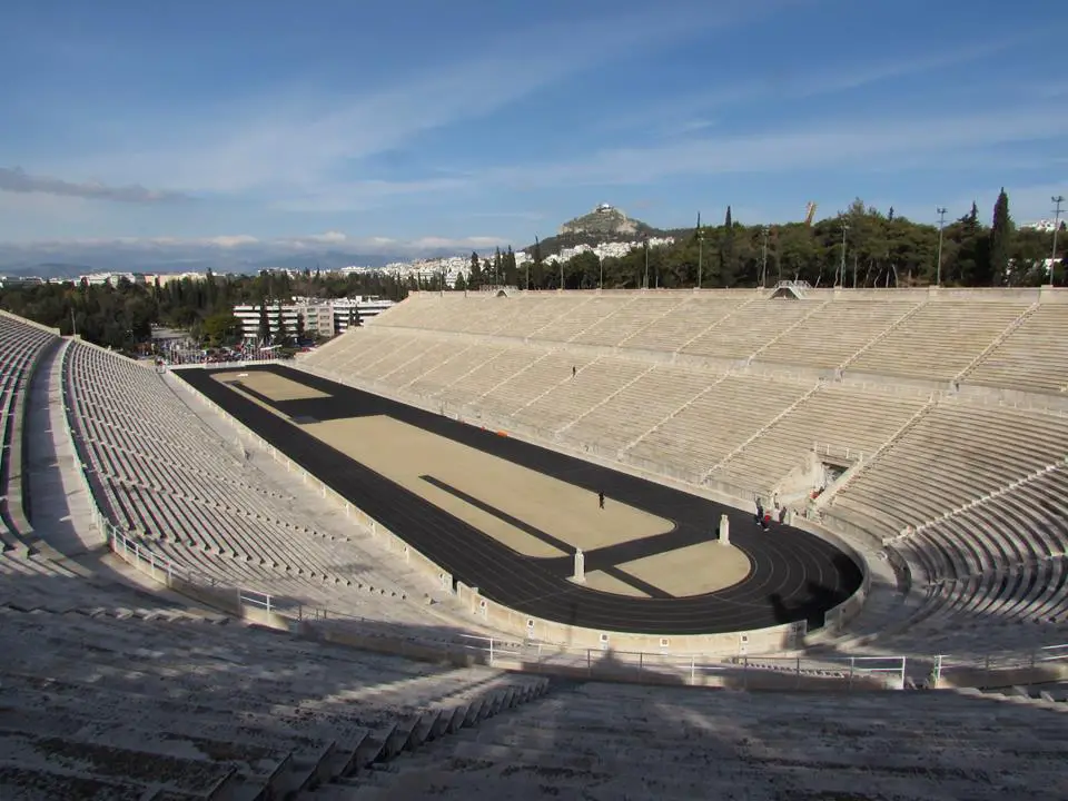 Visiter le stade panathénaïque est l'une des nombreuses choses à faire à Athènes.