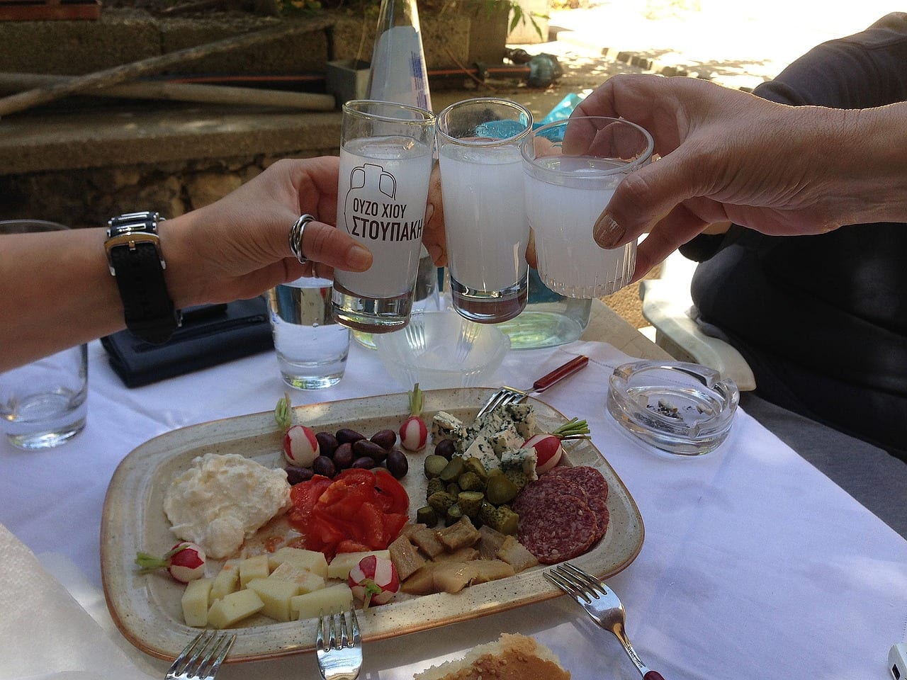 Boire de l'Ouzo en Grèce