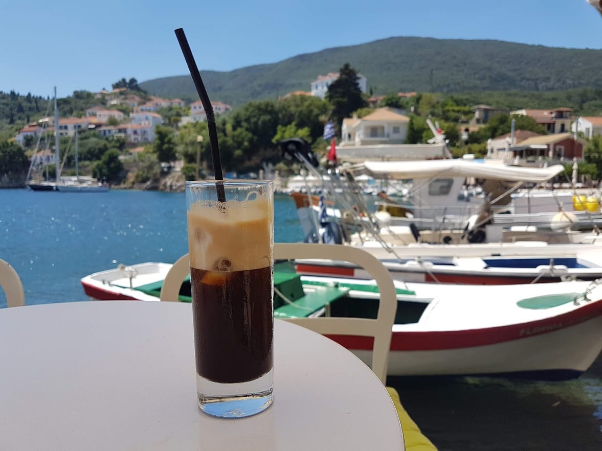 Le café en Grèce - Rien de tel que de se détendre avec un café froid pendant l'été grec !