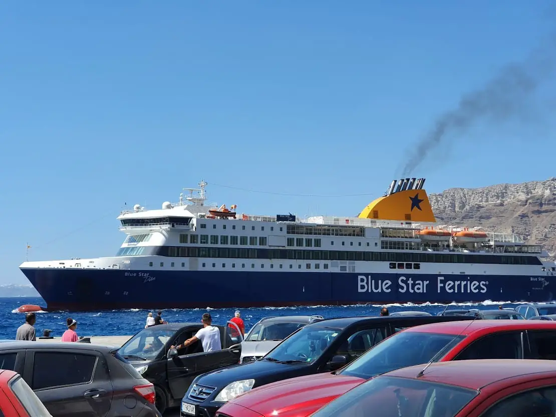 Ferry Blue Star au port de Santorin