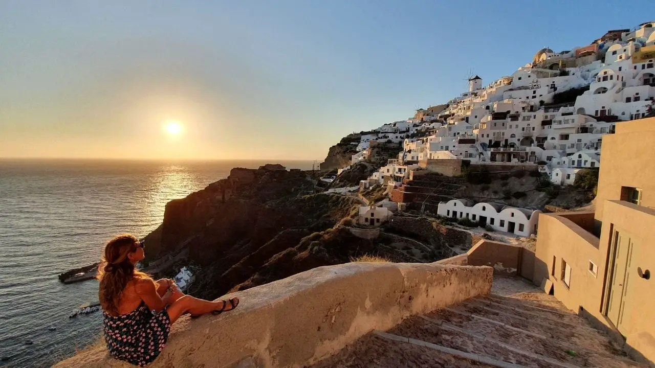 Oia à Santorin est l'un des endroits les plus célèbres de Grèce pour voir le coucher du soleil.