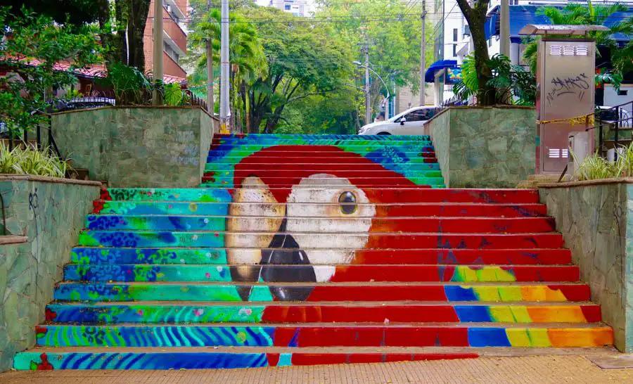 Voyager à Medellin, Colombie : Nos premières impressions et expériences 2 voyage à medellin el poblado zone peintures