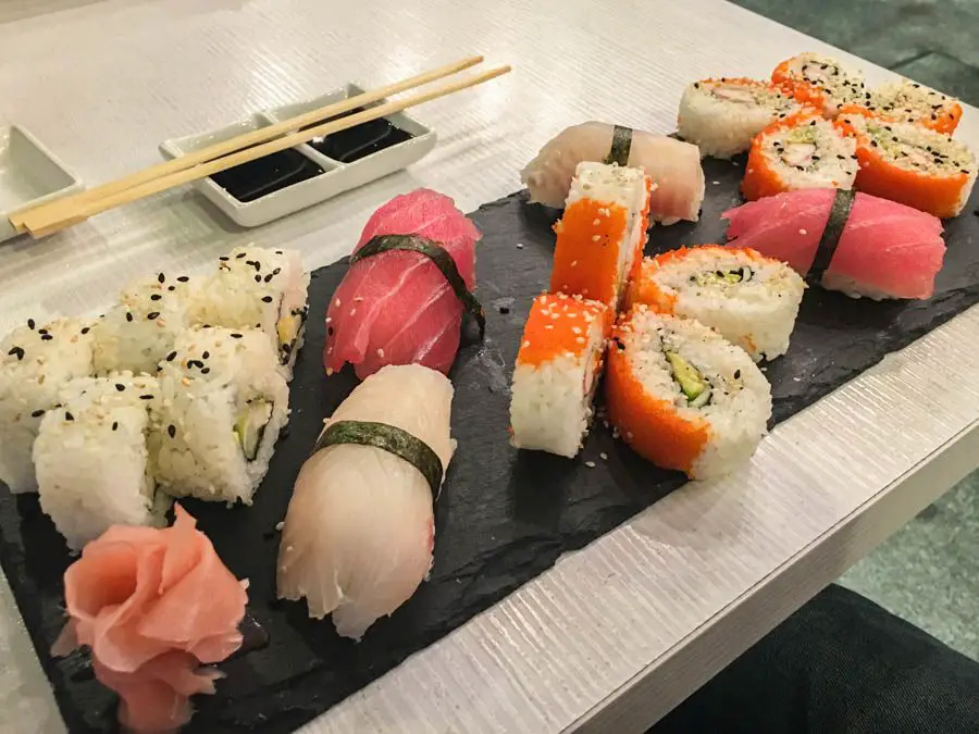 Voyager à Medellin, Colombie : Nos premières impressions et expériences 4 voyage à medellin magasins de sushi à el poblado