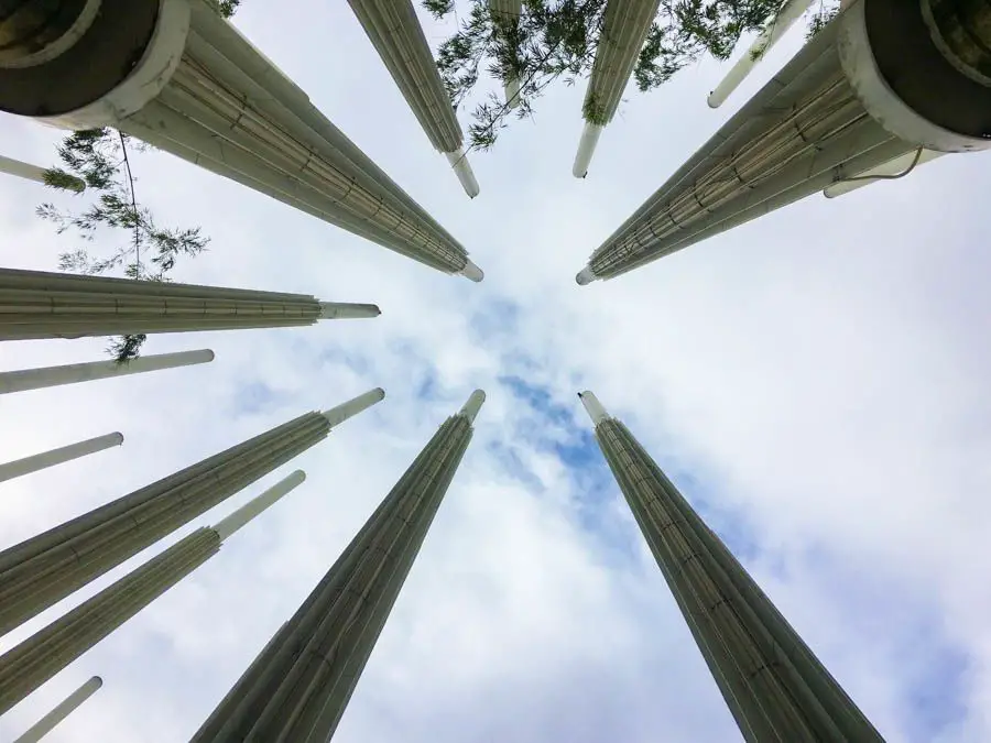 Voyager à Medellin, Colombie : Nos premières impressions et expériences 7 voyage à medellin Piliers de lumière dans le Parque de las Luces