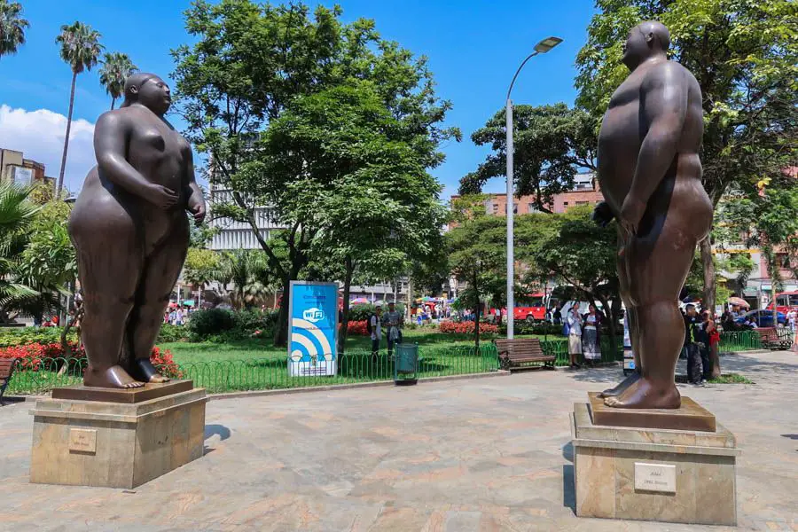 Voyager à Medellin, Colombie : Nos premières impressions et expériences 6 voyage à medellin visite de la plaza botero