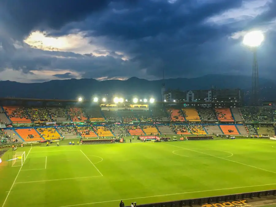 Voyager à Medellin, Colombie : Nos premières impressions et expériences 8 voyage à medellin regarder un match de football
