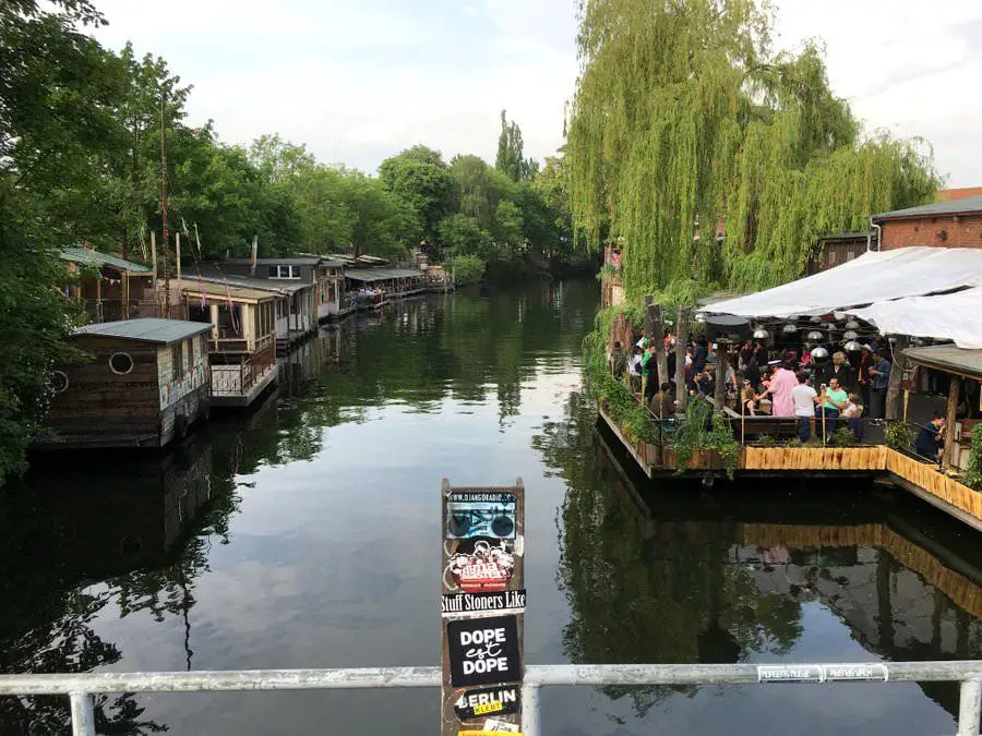 Des bars fabuleux au bord de la rivière à Kreuzberg Berlin - des après-midis amusants ici !