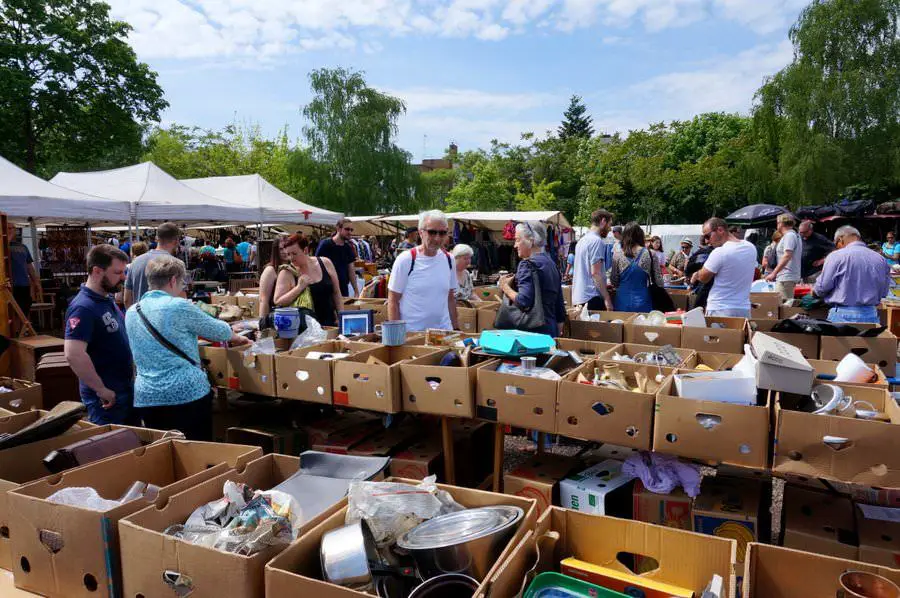 Le marché aux puces du dimanche à Plenzlauer Berg
