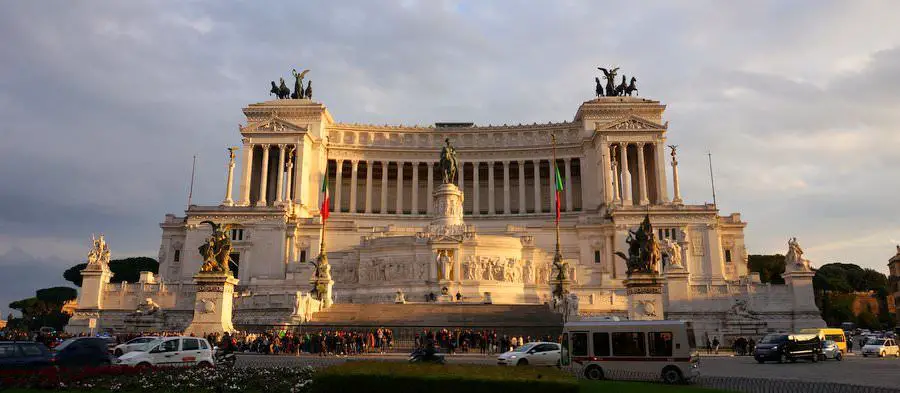 Le monument de l'Autel de la Patrie domine la place Venezia à Rome.