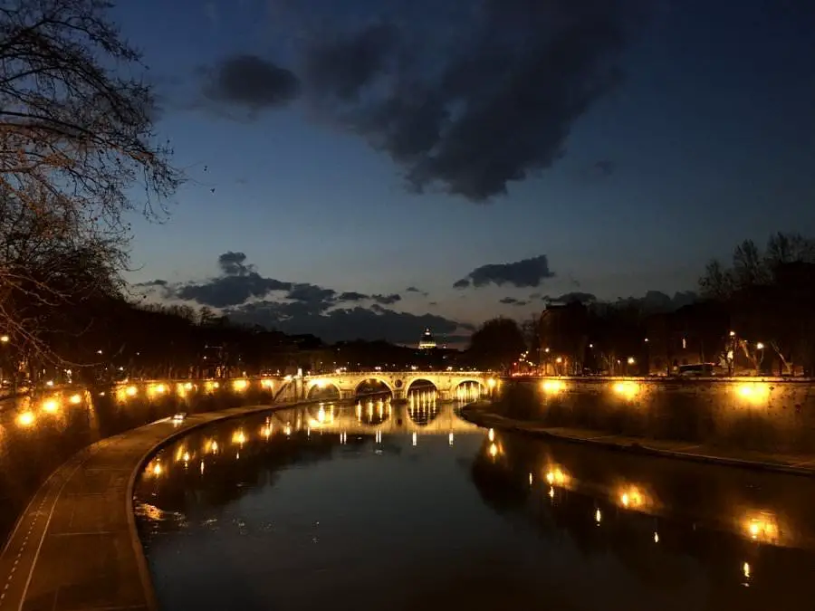 traverser la rivière la nuit à rome
