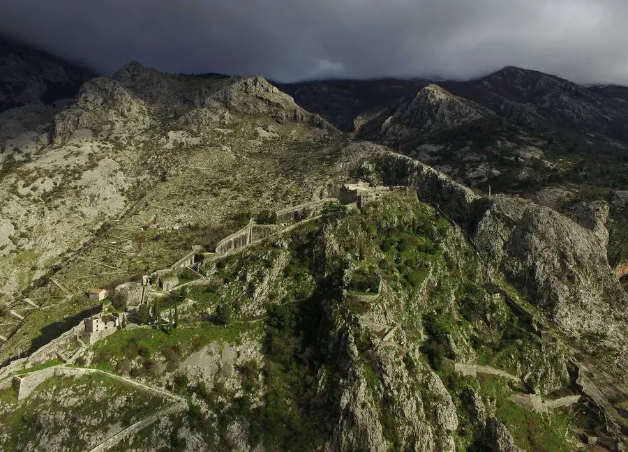Le Monténégro magique - Découvrez la baie de Kotor 7 voyage à la baie de kotor montenegro photo par drone des murs du fort