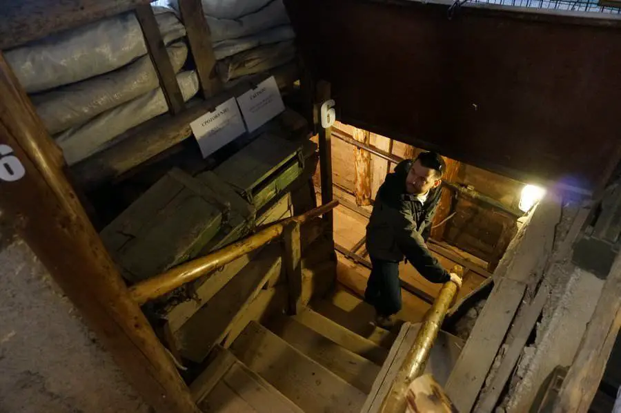 S'imprégner de Sarajevo : 5 jours dans la capitale de la Bosnie déchirée par la guerre 6 Nick explore les tunnels de Sarajevo