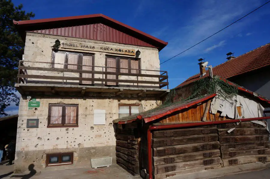 S'imprégner de Sarajevo : 5 jours dans la capitale de la Bosnie déchirée par la guerre 4 La façade sans prétention du musée du tunnel à l'extérieur de Sarajevo.
