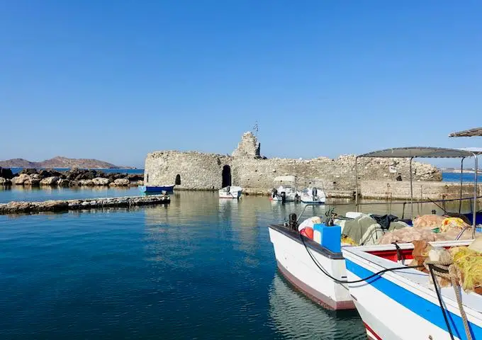 20 activités et lieux à faire à Paros, Grèce 9 Château vénitien au Vieux Port de Naoussa, Paros
