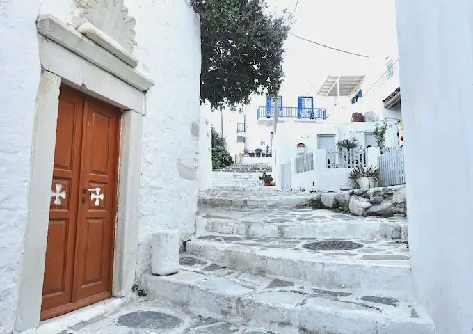 20 activités et lieux à faire à Paros, Grèce 6 Escalier en pierre de taille à Parikia, Paros.
