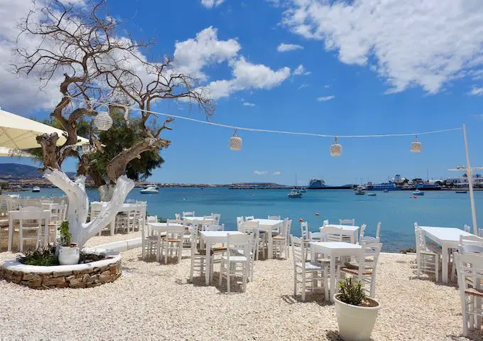 20 activités et lieux à faire à Paros, Grèce 12 Un restaurant de bord de mer et le port d'Antiparos