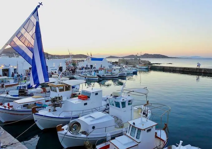 20 activités et lieux à faire à Paros, Grèce 5 Coucher de soleil sur le vieux port de Naoussa, Paros.