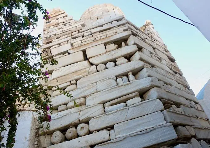 20 activités et lieux à faire à Paros, Grèce 18 Le château franc à Parikia, Paros.