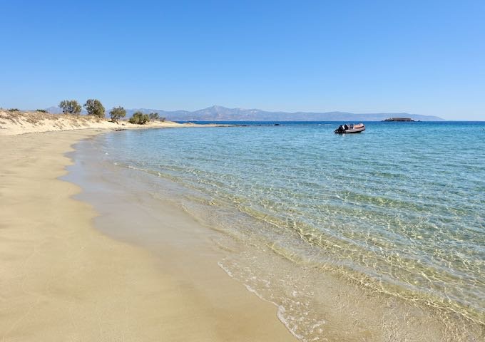 20 activités et lieux à faire à Paros, Grèce 11 Nea Chrissi Akti, nouvelle plage d'or, à Paros.