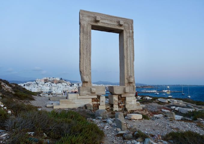 20 activités et lieux à faire à Paros, Grèce 8 Le temple d'Apollon et le port de la ville de Naxos