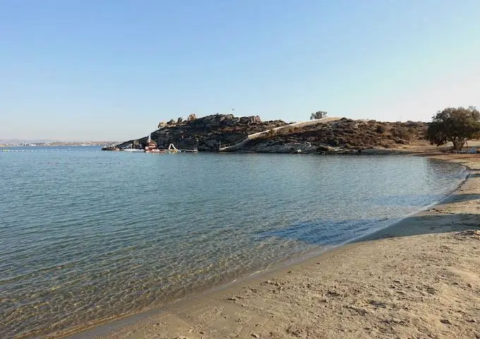 La plage de Monastiri dans le parc de Paros